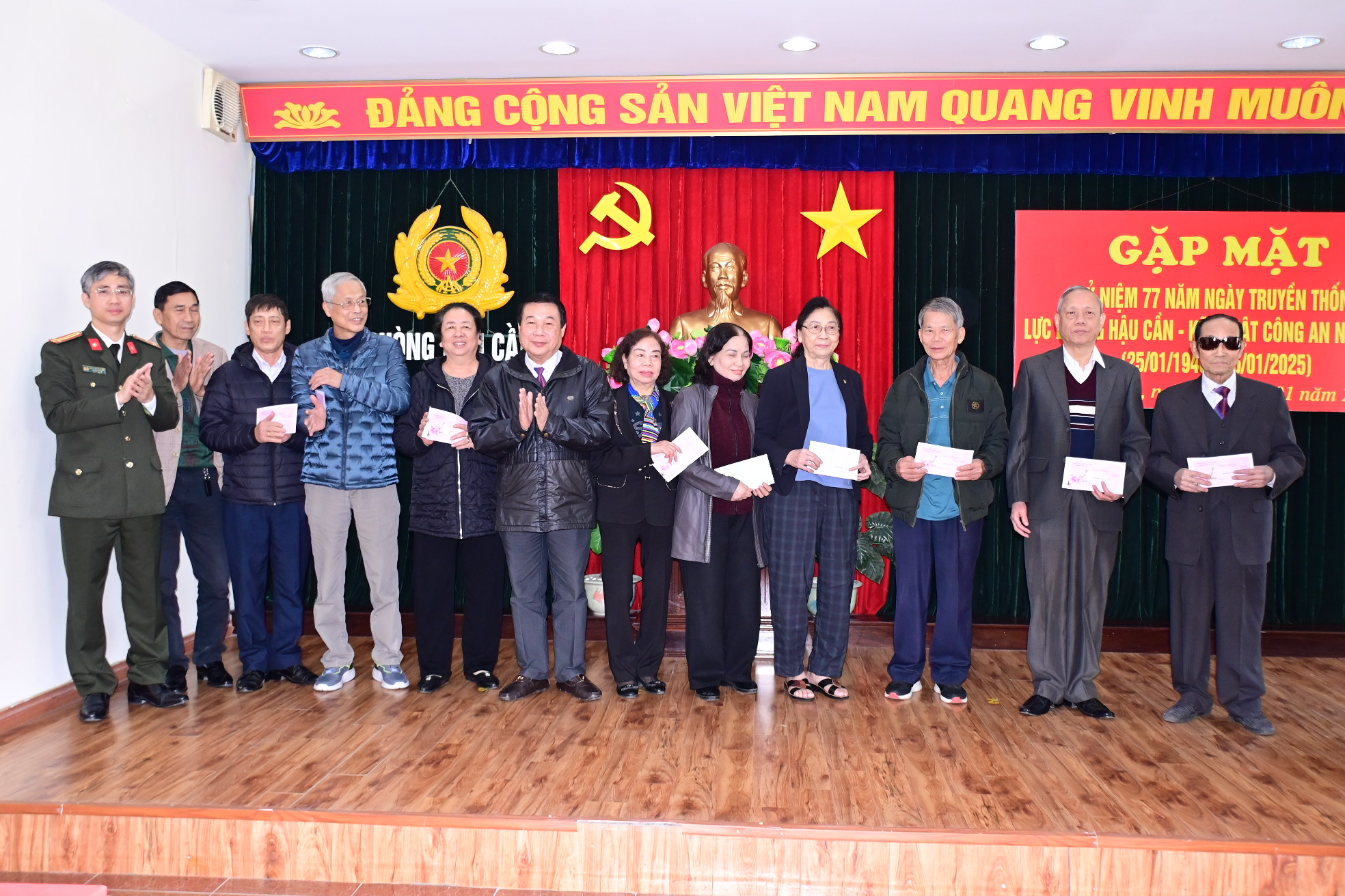 Phòng Hậu cần: Tổ chức gặp mặt kỷ niệm ngày truyền thống lực lượng Hậu cần - Kỹ thuật